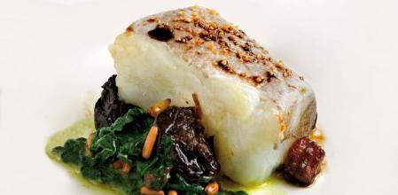 La receta de bacalao confitado con espinacas, un clásico de la cocina catalana