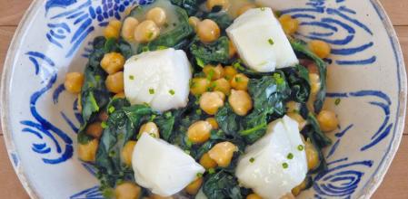 Así se prepara un buen guiso de espinacas, bacalao y garbanzos