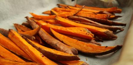 Los bastones de boniato en la freidora de aire te quedarán perfectos con este procedimiento.