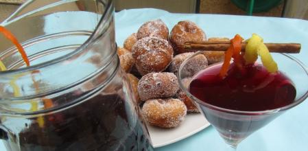 La limonada leonesa se elabora a partir de la maceración del vino con frutas, azúcar y canela durante unos días.