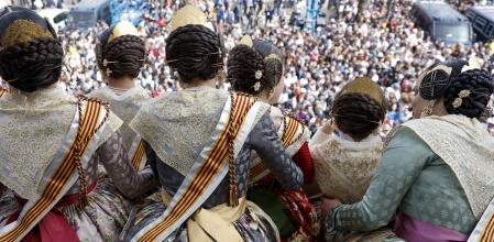 Las falleras de la Corte de Honor de las Falleras Mayores de València en el balcón del Ayuntamiento 