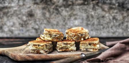 Mini sándwiches de champiñón, queso y cebolla caramelizada, un aperitivo perfecto