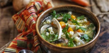 La receta más reconfortante de sopa de pollo con champiñones