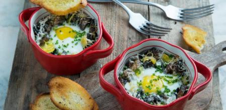 Huevos al horno con champiñones, una receta irresistible