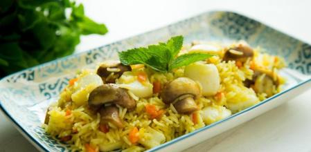 Arroz al curry con champiñones, un plato aromático y digestivo