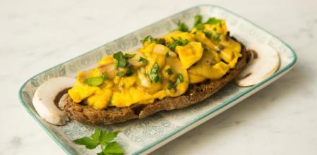 Tostada de revuelto de champiñones ideal para una cena ligera