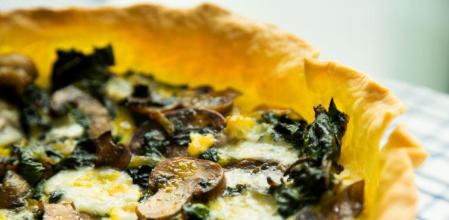 Cómo preparar esta quiche de espinacas, champiñones y roquefort