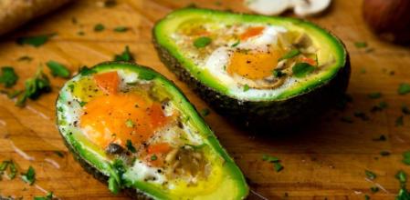 Prepara este saludable aguacate al horno con huevo y champiñones