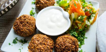 Cómo hacer falafel con salsa de yogur, una receta sencilla y nutritiva