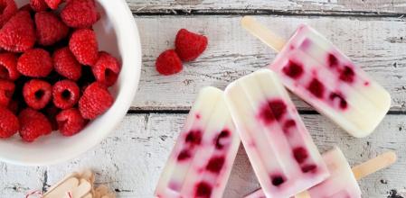 Cómo hacer polos de yogur griego y frambuesas