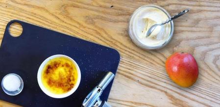 Preparar estas natillas de mango caramelizadas es ‘Así de fácil’