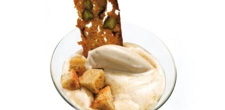 Cómo hacer este irresistible helado de ron y pasas con brownie y crema