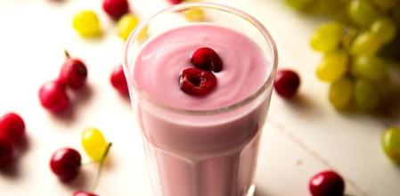 Prepara este batido de yogur con cerezas en diez minutos