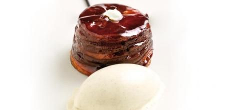 Cómo hacer una irresistible tarta Tatin con helado de vainilla