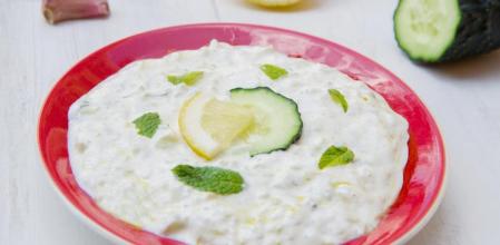 Tzatziki, la salsa griega de yogur más exquisita