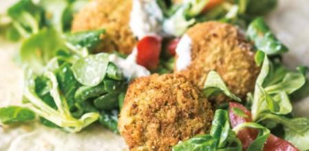 Cómo preparar este saludable falafel con guisantes y salsa de yogur