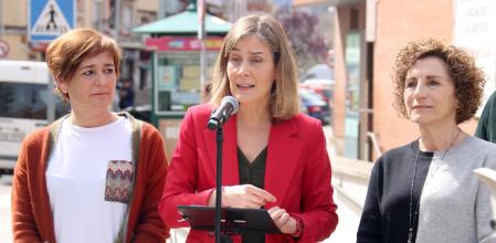 La coordinadora de los comunes, Jéssica Albiach, acompañada de la exalcaldesa de Montcada i Reixac Laura Campos i la alcaldesa de Santa Perpètua de Mogoda, Isabel Garcia.