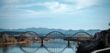 Para explicar el no del EBRO a la interconexión de redes. Río Ebro, a su paso por mora de Ebro.