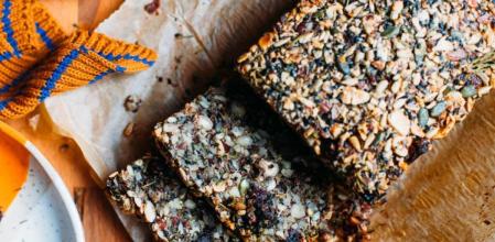 La receta más sencilla para preparar pan sin gluten con semillas, arándanos secos y romero