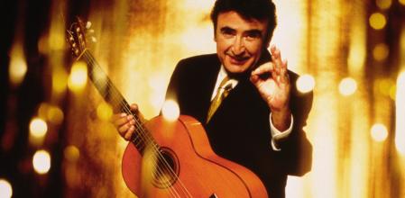 RETRATO DE PERET EN ACTUACIÓN CON GUITARRA#@#PERET