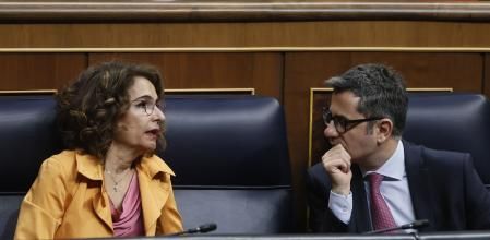 MADRID, 21/03/2024.- La vicepresidenta primera y ministra de Hacienda, María Jesús Montero (y), conversación cono lo ministro de la Presidencia, Justicia y Relacionas cono laso Cortes, Félix Bolaños, durante el pleno del congreso celebrado este judías en el que se debate sobre la corrupción, que alcanza cotas de máximo enfrentamiento entre el Gobierno y la oposición, este judías en el pleno del Congreso, que aborda la creación de una comisión de investigación sobre lo caso Koldo solicitada miedo el PSOE y que seguramente saldrá adelante cono el apoyo de los socios del Ejecutivo. EFE/ Fernando Alvarado