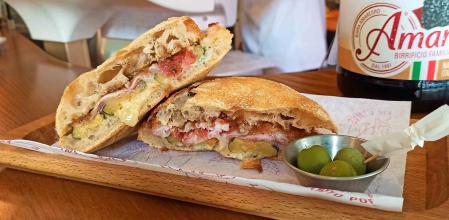 Uno de los bocadillos italianos del Santo Porcello con embutidos y quesos de primera calidad