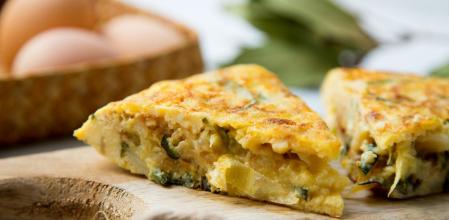 Cómo hacer esta tortilla de patatas, calabacín y pimientos de Padrón