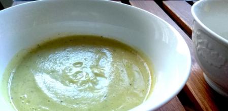 Cómo hacer crema fría de calabacín y aguacate