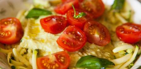 Zoodles de calabacín con hummus, la receta más saludable