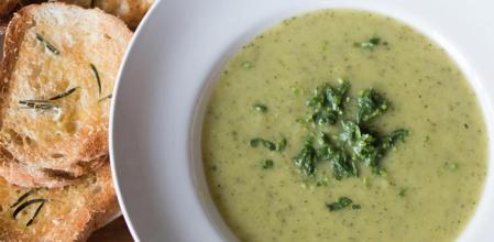 Cómo preparar esta saludable crema de calabacín con hinojo