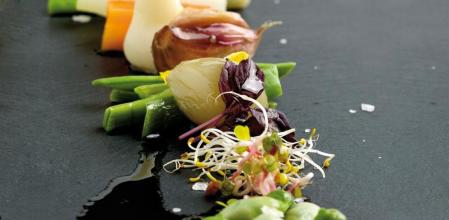 Cómo preparar una menestra fría de verduras con romesco