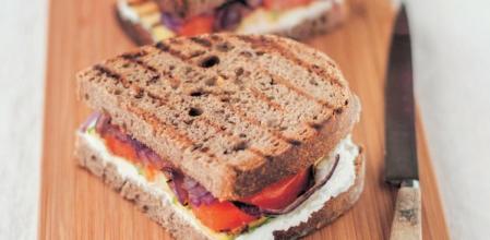 Cómo preparar un delicioso sándwich de queso de cabra y verduras a la parrilla