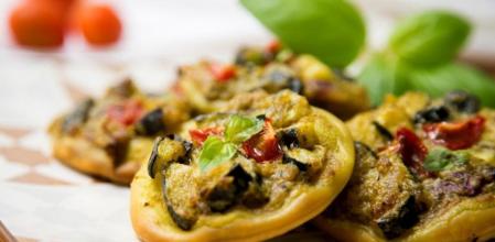 Mini pizza vegetariana de calabacín con pesto