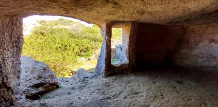 Las cuevas de la necrópolis de Cala Morell.