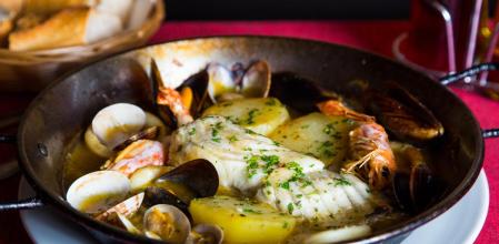La receta definitiva de cazuela de marisco que alegrará tu fin de semana