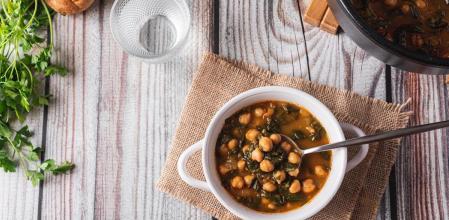 Portaje de garbanzos y espinacas: cómo preparar esta vitamínica y sencilla receta