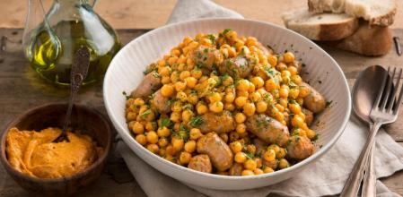 Cómo preparar esta receta de garbanzos con salchichas y romescu