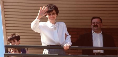 ESPAÑA SECUESTRO FARMACEUTICA DE OLOT: Olot (Girona), 27-3-1994.- La farmacéutica, Maria Angels Feliu (c) acompañada por su marido Francesc Perez y sus hijos, saluda desde el balcón de su casa tras haber sido liberada hoy en una gasolinera de la Nacional-152, habiendo permanecido más de 16 meses en cautiverio.EFE / ANDREU DALMAU / acl