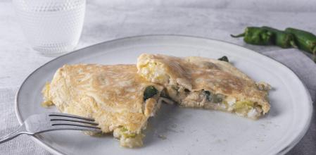 Tortilla de calabacín con queso de cabra y pimientos de Padrón, una receta deliciosa