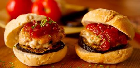 Miniburgers de pollo con queso azul, una receta irresistible