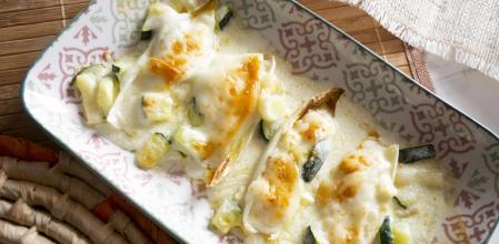 Endibias gratinadas con queso y calabacín: la receta más sabrosa