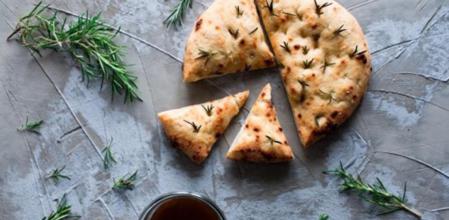 Cómo hacer una focaccia y una calzone con la misma masa