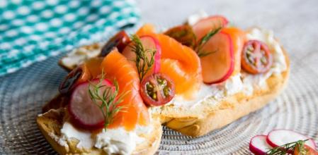 Tostadas con salmón y queso, un entrante sencillo para Navidad
