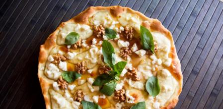 Disfruta de esta pizza con queso fresco, nueces y miel como postre