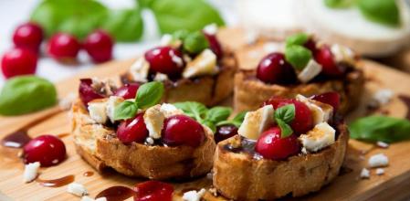 Prepara unas originales tostas con queso de cabra y cerezas