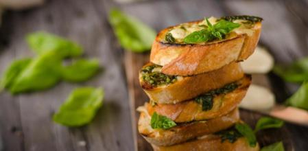 Pan de ajo con queso gratinado, una cena rápida y sabrosa