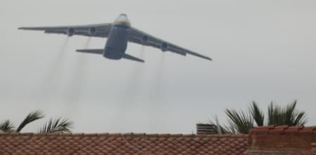 El gigantesco Antonov An-124 en Barcelona.