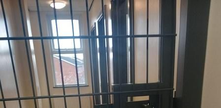 Polémica en un colegio por instalar jaulas de metal para que los niños no vayan al baño durante las clases