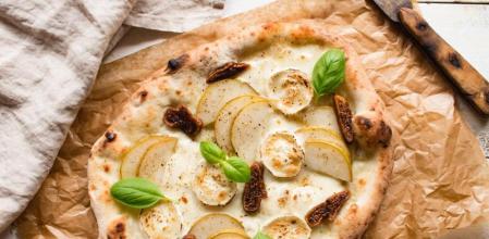 Innova con esta irresistible pizza de queso de cabra, manzana e higos secos