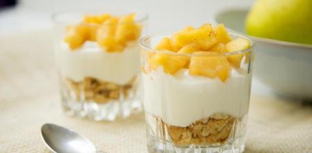 Yogur cremoso con manzana a la canela, una combinación deliciosa